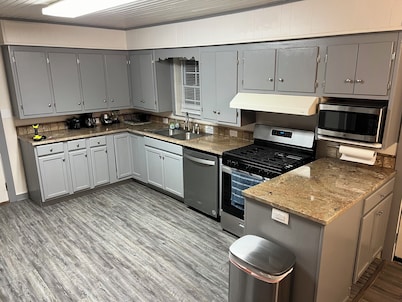 Charming 3-bedroom house in delightful Wolfe City with AC, WiFi