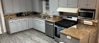 Charming 3-bedroom house in delightful Wolfe City with AC, WiFi