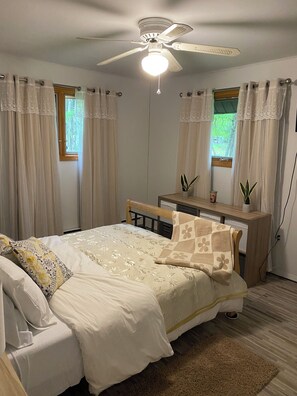 3 Schlafzimmer, Schreibtisch, Bügeleisen/Bügelbrett, Reisekinderbett