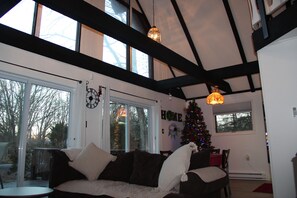 Smart TV, fireplace, table football, books - Charming 3-bedroom house with AC and WiFi in Albrightsville. (Albrightsville)