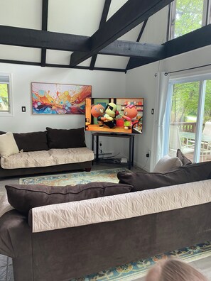 Smart-TV, Kamin, Tischfußball, Bücher