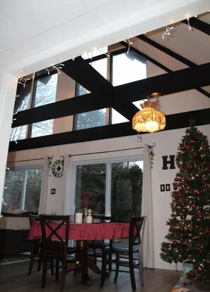 Dining - Charming 3-bedroom house with AC and WiFi in Albrightsville. (Albrightsville)