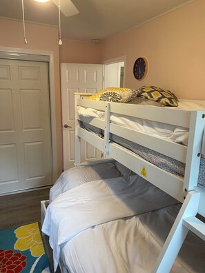 3 chambres, bureau, fer et planche à repasser, lit de bébé portatif