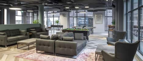 Coin salon dans le hall