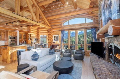 Luxuious Log Townhome w/Private Hot Tub