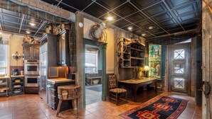 Un interior rústico con cocina, muebles de madera y una decoración con cabeza de oveja.