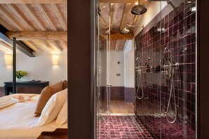7 dormitorios, tabla de planchar con plancha, cuna de viaje