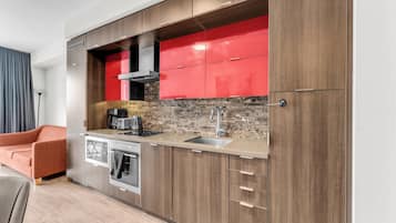 Executive-lejlighed | Privat køkken | Køleskab/fryser i fuld størrelse, mikrobølgeovn, ovn, kogeplade