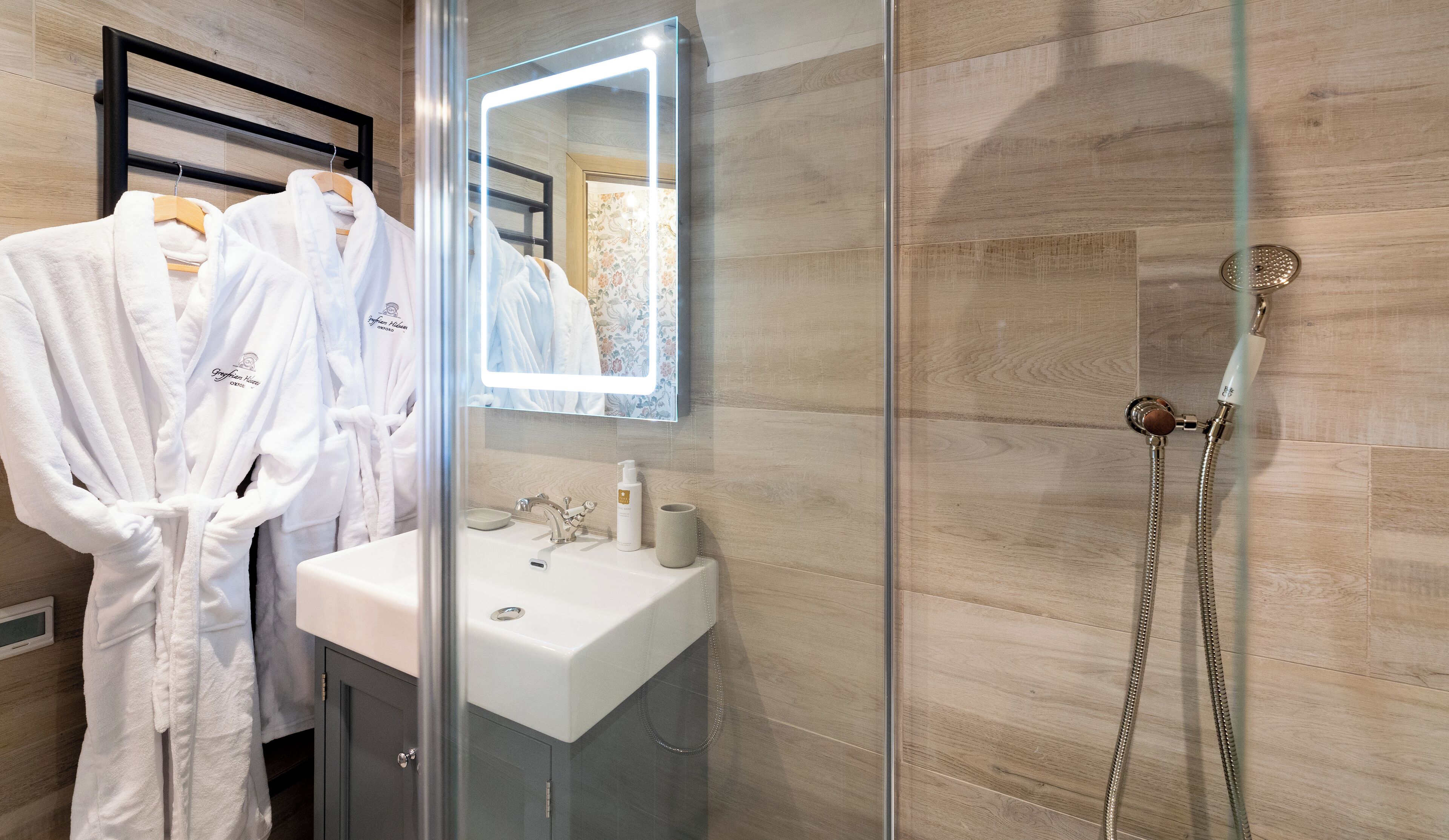 Regadera, amenidades de baño ecológicas, secadora de cabello, toallas 