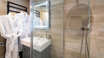 Regadera, amenidades de baño ecológicas, secadora de cabello, toallas
