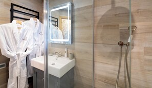 Ducha, artículos de tocador ecológicos, secador de pelo, toallas