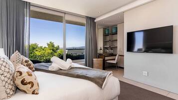 6 bedrooms, desk, iron/ironing board, WiFi