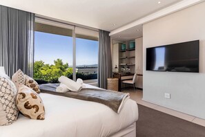 6 bedrooms, desk, iron/ironing board, WiFi - Green Point Grande - Luxury Family villa with pool (Cape Town)