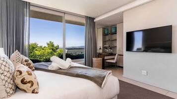 6 bedrooms, desk, iron/ironing board, WiFi