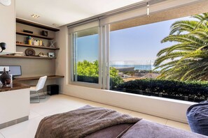 6 bedrooms, desk, iron/ironing board, WiFi