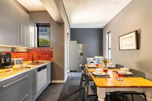 Refrigerador, microondas, parrilla de estufa y lavavajillas 