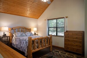 2 bedrooms, desk, WiFi, bed sheets