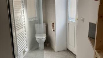 Een douche, een haardroger, handdoeken, zeep