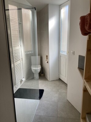 Douche, sèche-cheveux, serviettes fournies, savon