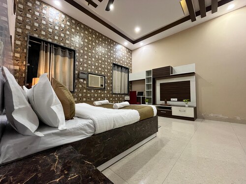 
GoBravo 11 - 6BHK Farm with Pool Sohna Road Gurgaon