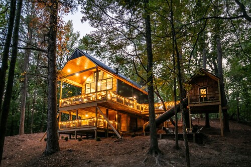 The Treehouse, 2BR Hideaway by Velvet Ditch Villas