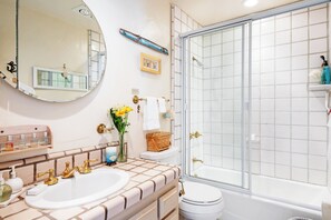 Hårføner, bidé, håndklær og såpe