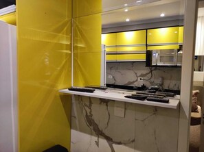 1 phòng ngủ, bàn, khu vực làm việc phù hợp cho laptop 