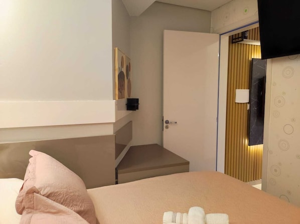1 bedroom, desk, laptop workspace, free WiFi