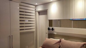 Une chambre à coucher avec un lit, une armoire et un miroir.