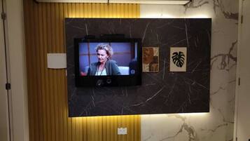 1 quarto, escrivaninha, espaço de trabalho para notebook