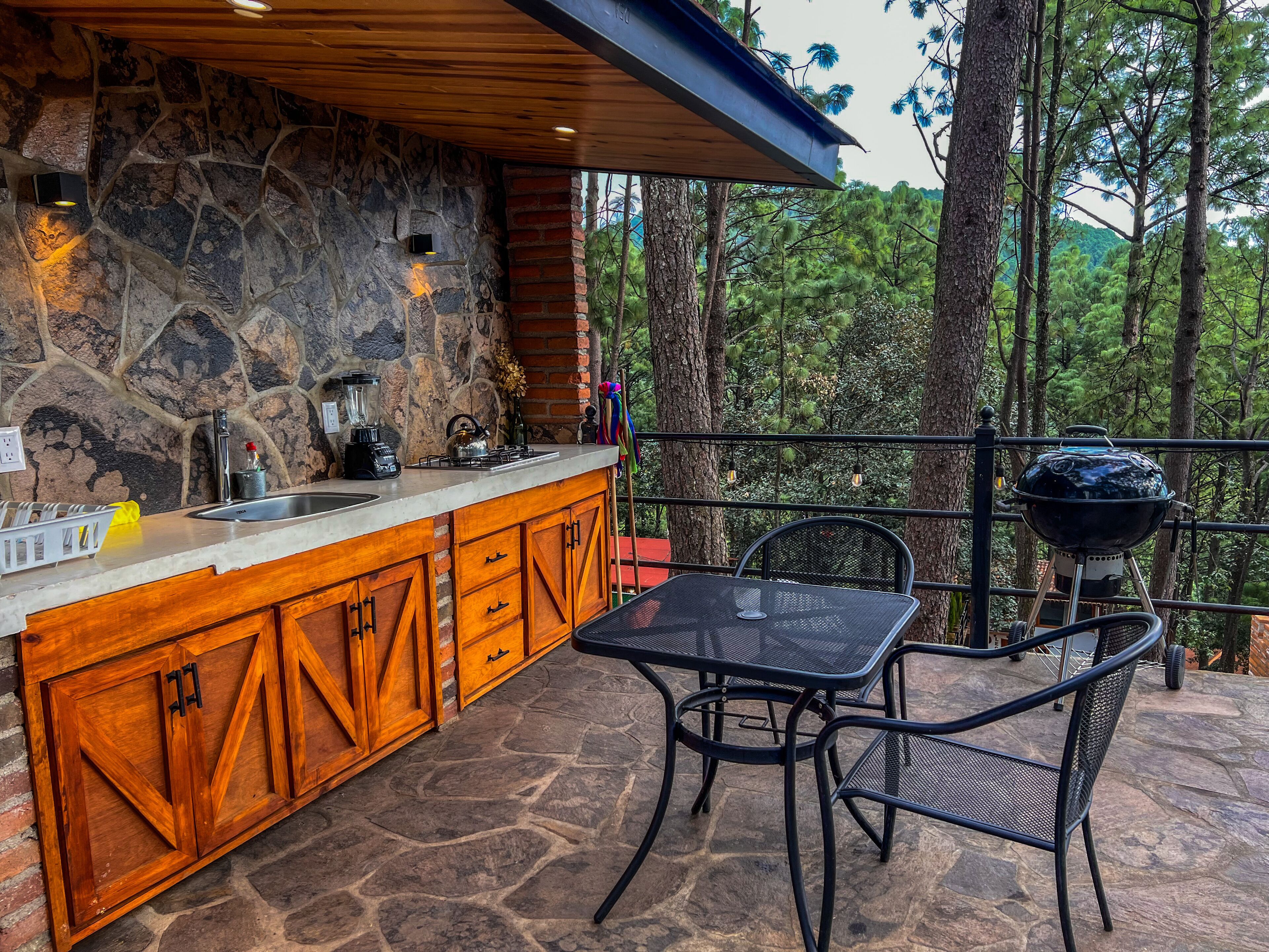 Cafetera y tetera y utensilios de cocina 