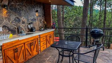 Cafetera y tetera y utensilios de cocina