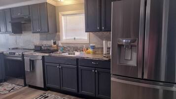 Jääkaappi, mikroaaltouuni, uuni, liesi