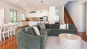 Smart TV, stereo - Echo Beach House (One Mile)