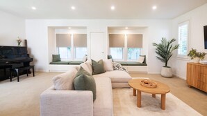 Smart TV, stereo - Echo Beach House (One Mile)