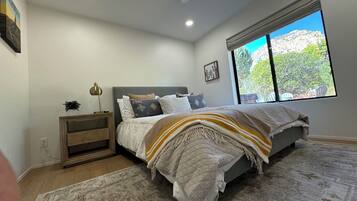 3 habitaciones, tabla de planchar con plancha, wifi y ropa de cama