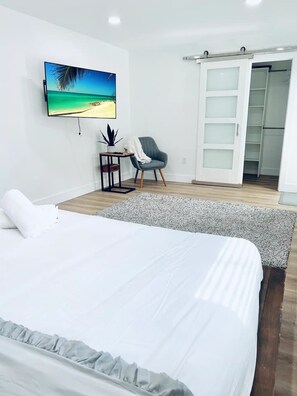 4 habitaciones, escritorio y tabla de planchar con plancha 