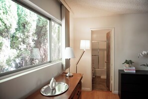 Interior - Bel Air & Beverly Hills, Bright & Charming: Fully Equipped - 2bed/2bath apt. (Los Angeles)