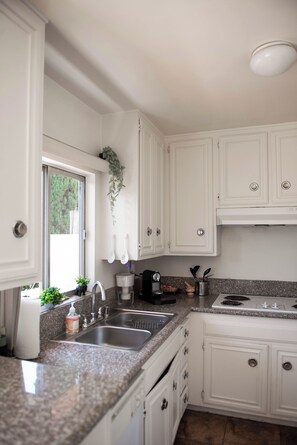 Private kitchen - Bel Air & Beverly Hills, Bright & Charming: Fully Equipped - 2bed/2bath apt. (Los Angeles)