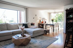 Living area - Bel Air & Beverly Hills, Bright & Charming: Fully Equipped - 2bed/2bath apt. (Los Angeles)