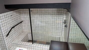 Deluxe Quadruple Room | Bathroom | Towels, soap, shampoo, toilet paper