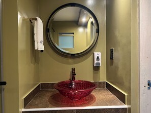 Business-Einzelzimmer | Badezimmer | Handtücher, Seife, Shampoo, Toilettenpapier