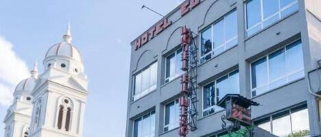 Vista frontal de la propiedad