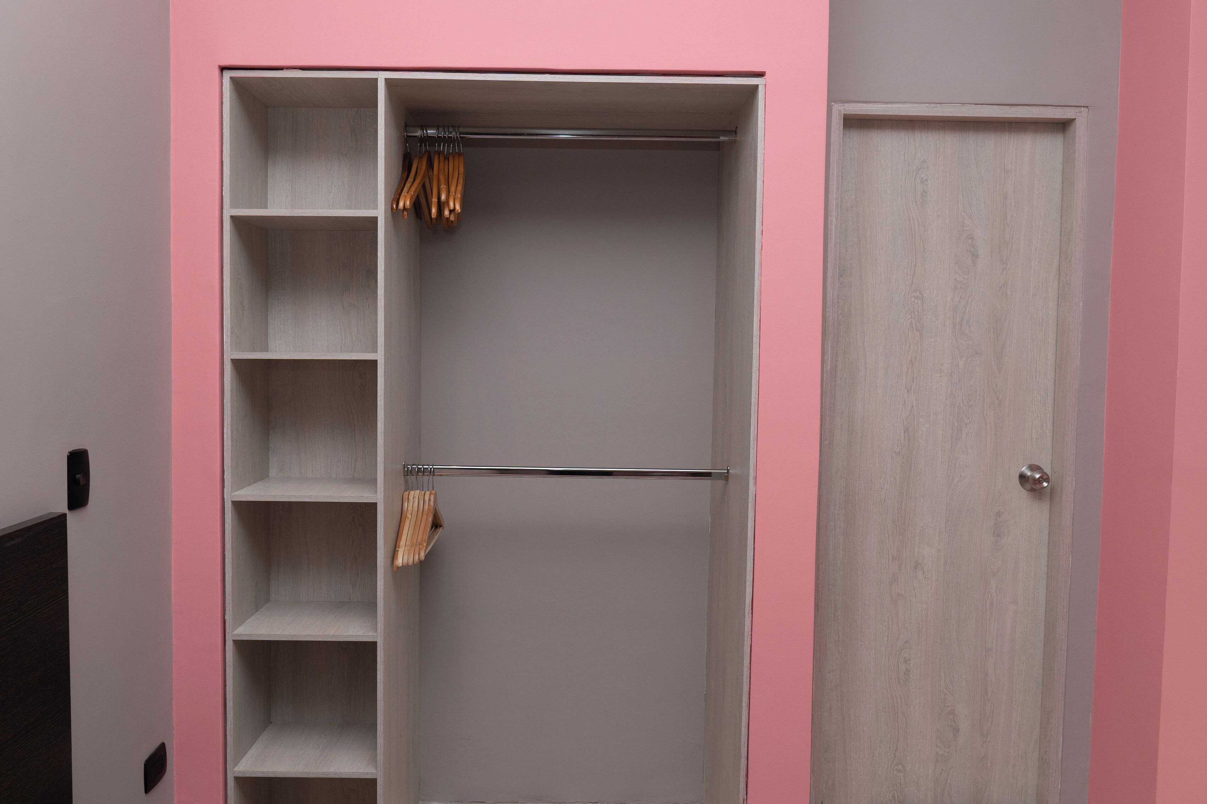 Un vestidor con repisas abiertas y espacio para colgar.