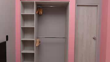Un vestidor con repisas abiertas y espacio para colgar.