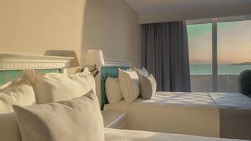 Habitación estándar, vista al océano | Tabla de planchar con plancha, cunas gratuitas y camas extra