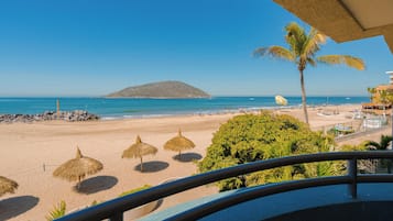 Di pantai dan berkayak