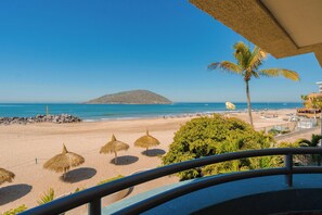 On the beach, kayaking - Sunset Palace Beach Hotel - All Inclusive (Mazatlán)