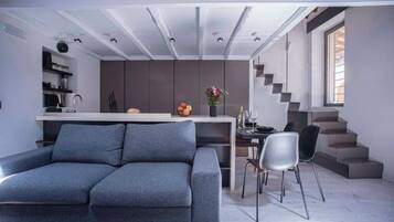 Smart TV, caminetto, libri