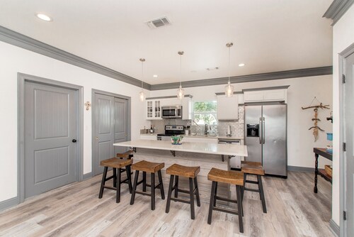 Spacious 5-bedroom house in Charming Long Beach 